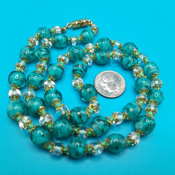 Green Murano Art Glass, Gold Tone Filigree End Caps, Hand-Knotted, Vintage - Picture 10 of 11